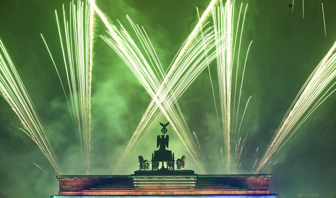 Feuerwerk ist bei der Silvester-Veranstaltung "Yeah 26" über dem Brandenburger Tor zu sehen.