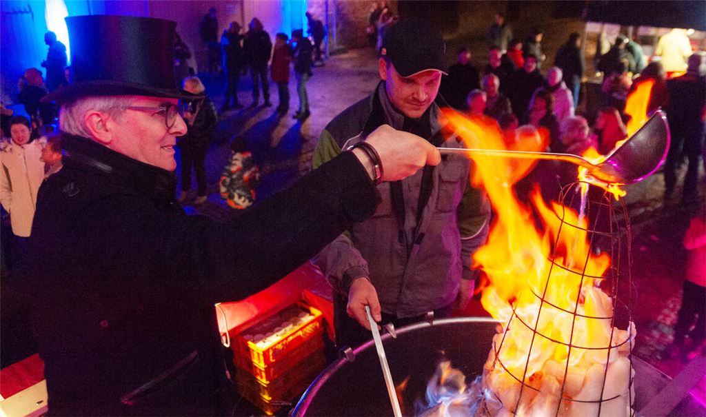 Feuerzangenbowle mit Bürgermeister Armin Pioch (li.) gibt es in Illingen. Fotos: Fotomoment