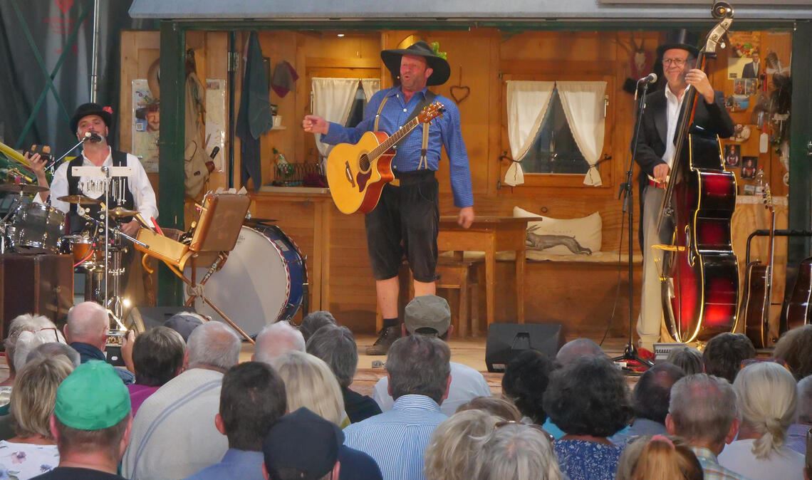 Fidelius Waldvogel alias Martin Wangler (Mitte) macht in Iptingen Station. An seiner Seite spielen Bassist Thomas Klauer und Schlagzeuger Chris Thoma. Foto: Friedrich