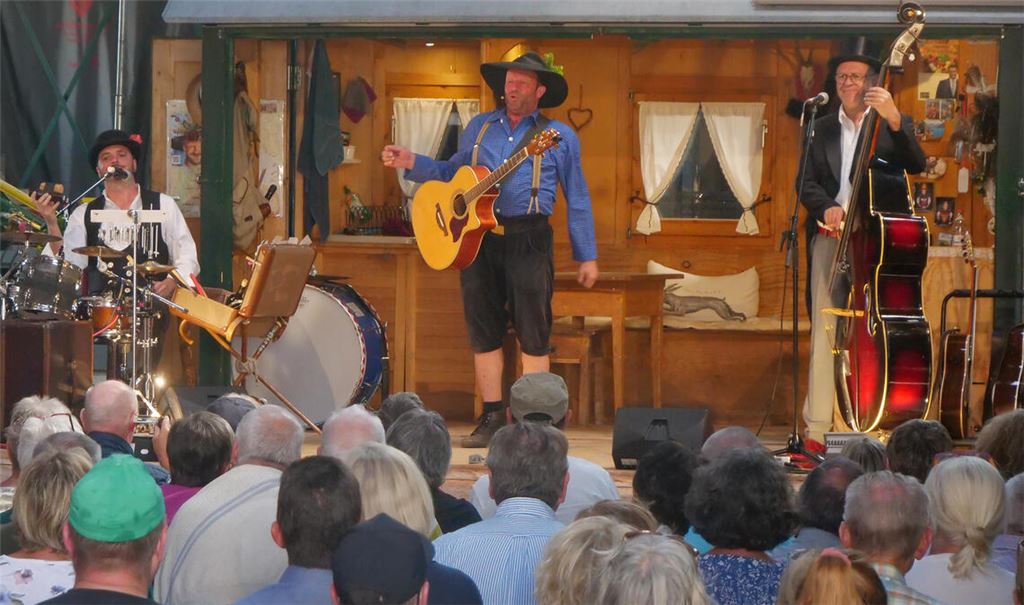 Fidelius Waldvogel alias Martin Wangler (Mitte) macht in Iptingen Station. An seiner Seite spielen Bassist Thomas Klauer und Schlagzeuger Chris Thoma. Foto: Friedrich