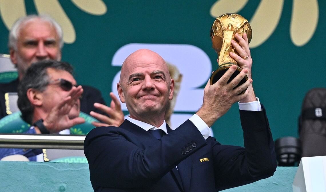 Fifa-Präsident Gianni Infantino präsentiert den WM-Pokal beim Eröffnungsspiel zwischen Mexiko und Südafrika im Aztekenstadion in Mexiko-Stadt.