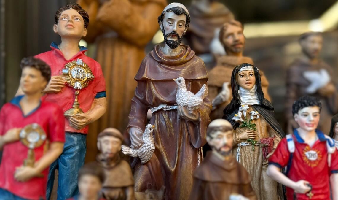 Figuren des alten und des neuen Heiligen stehen in Souvenirshops nebeneinander. (Archivbild)