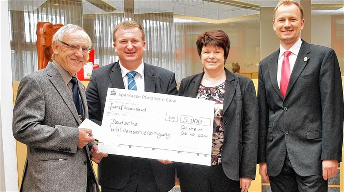 Filialdirektor Patrick Ertel, Geschäftsstellenleiterin Marion Denk und der Enzkreis-Marktdirektor der Sparkasse Pforzheim Calw, Gerd Owczarek, übergeben den Spendenscheck an den Präsidenten der Deutschen Waldenservereinigung, Herbert Temme. Foto: Appich