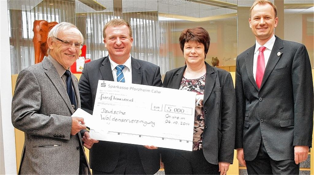 Filialdirektor Patrick Ertel, Geschäftsstellenleiterin Marion Denk und der Enzkreis-Marktdirektor der Sparkasse Pforzheim Calw, Gerd Owczarek, übergeben den Spendenscheck an den Präsidenten der Deutschen Waldenservereinigung, Herbert Temme. Foto: Appich