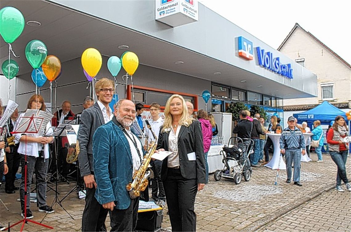 Filialleiterin Roswitha Karst übergibt die Spende an MV-Vorsitzenden Harald Bender.