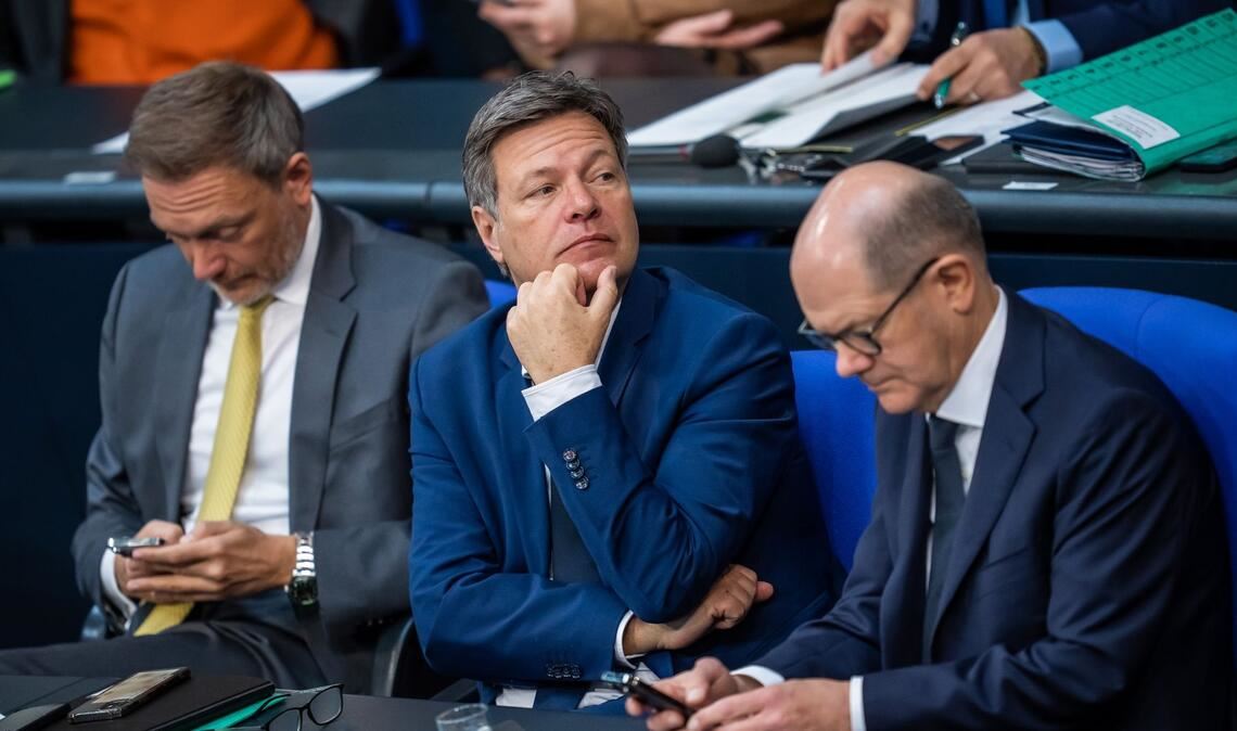 Finanzminister Christian Lindner neben Wirtschaftsminister Robert Habeck und Bundeskanzler Olaf Scholz (v.l.n.r.) während einer Bundestagssitzung.