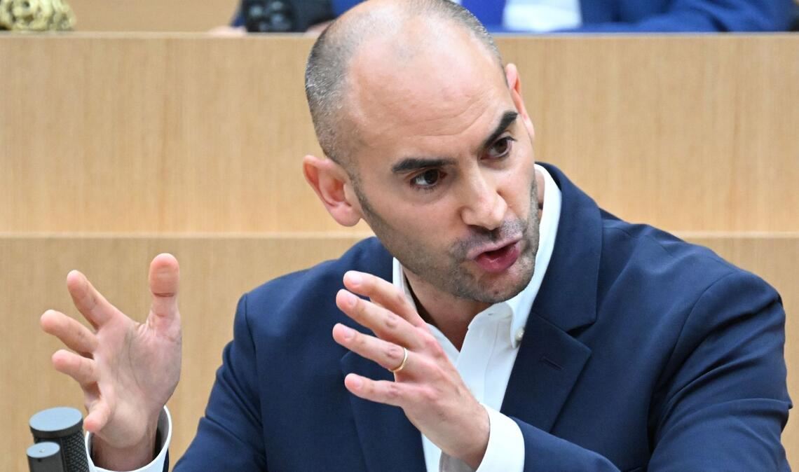 Finanzminister Danyal Bayaz (Grüne) strebt eine „eine möglichst schnelle und damit vorgriffsweise Auszahlung der anzuhebenden Besoldung und Versorgung an“.