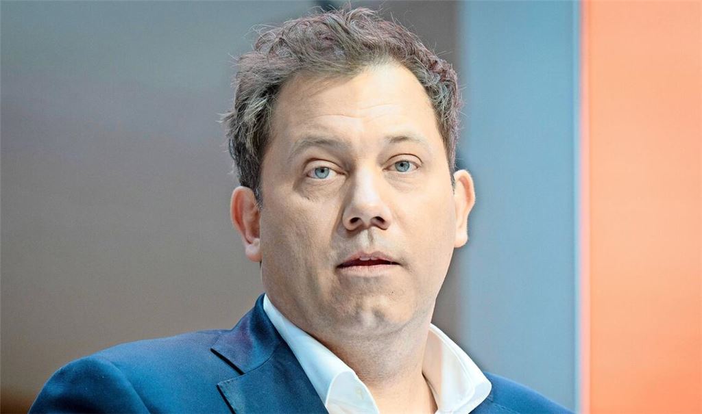 Finanzminister Lars Klingbeil (SPD) will die Haushaltsprobleme des Bundes vorrangig über Einsparungen lösen (Archivfoto).