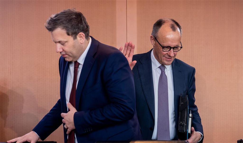 Finanzminister Lars Klingbeil  (links) und Kanzler Friedrich Merz ringen um eine Einigung auf steuerpolitische Schritte.