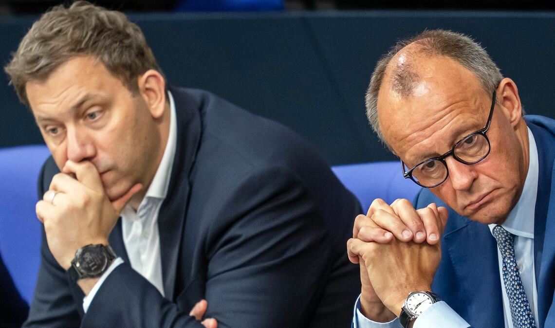 Finanzminister Lars Klingbeil (links) und Kanzler Friedrich Merz: beim Thema Bonus sind sie Zielscheibe großen Unmuts.
