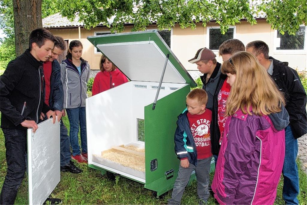 Findig: Daniel Pauli stellt seinen selbst entworfenen mobilen Hühnerstall vor.