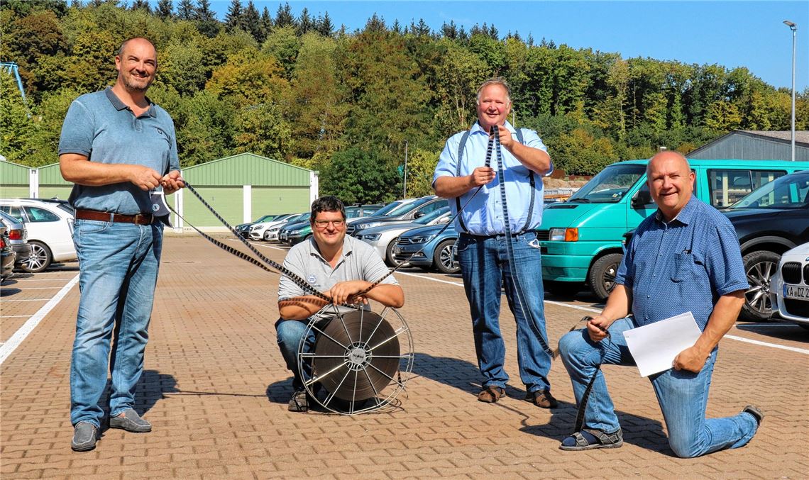 Findige Organisatoren der ersten Gesellenfreisprechung in Form eines Autokinos (v.re.): Kreishandwerksmeister Rolf Nagel, sein Stellvertreter Joachim Butz, Timo Gerstel, Obermeister der Kfz-Innung, und Matthias Morlock, Geschäftsführer der Kreishandwerkerschaft Pforzheim-Enzkreis. Wewoda