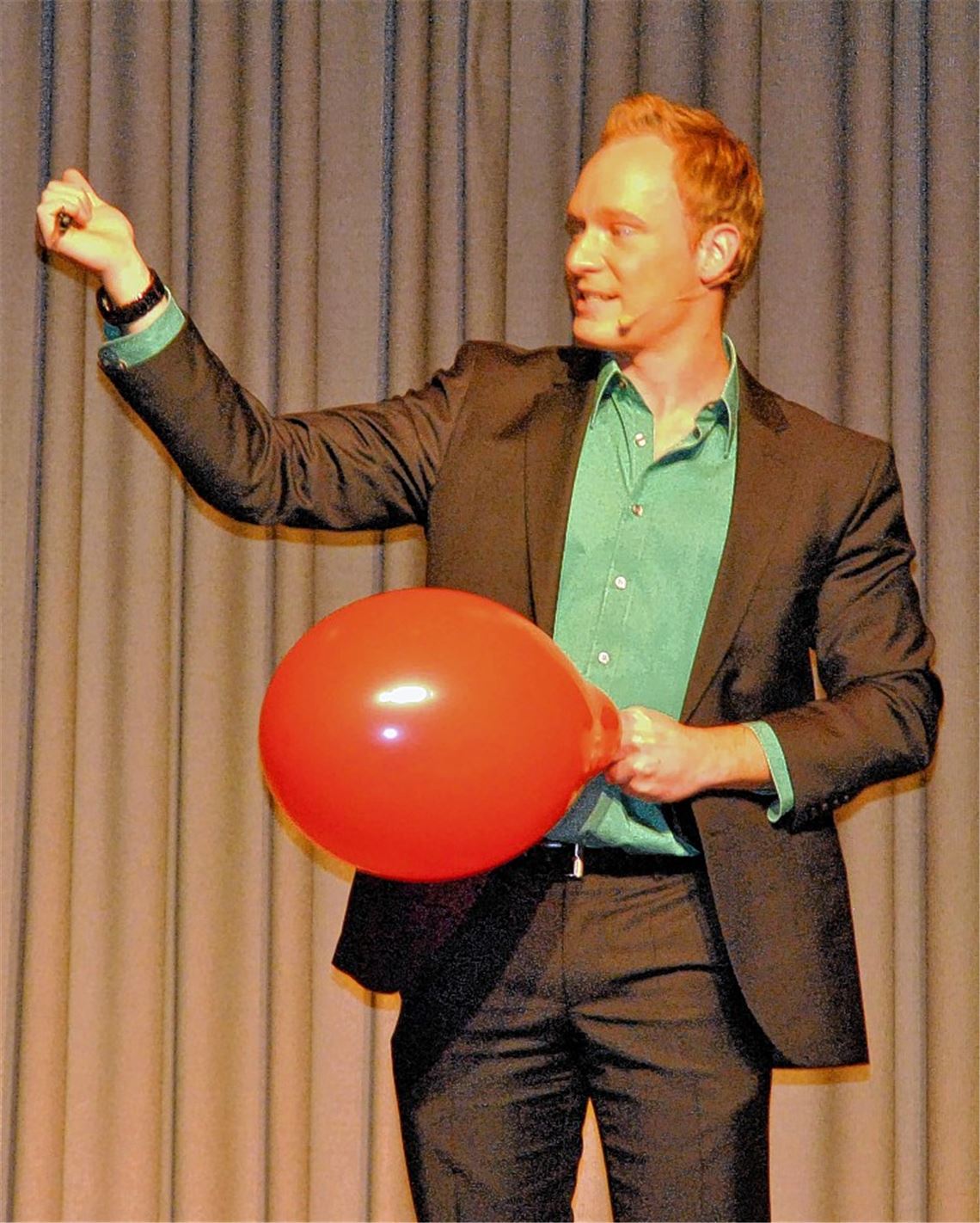 Fingerfertig und schlagfertig zugleich: Magier Felix Gauger. Foto: Stahlfeld