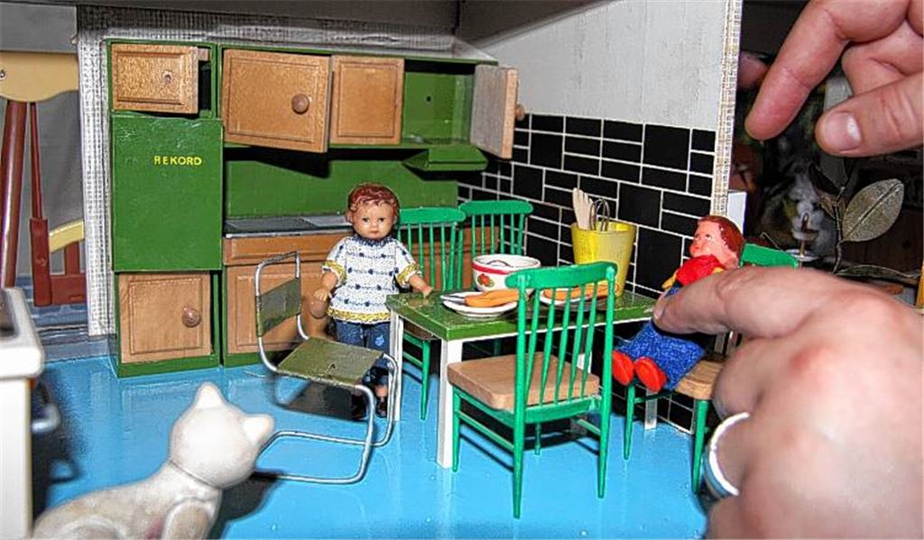 Fingerspitzengefühl: Vorsichtig werden die Bewohner des Puppenhauses platziert.