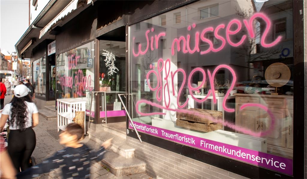 Fingerzeig an die Politik am geschlossenen Blumenladen in der Bahnhofstraße. Fotomoment