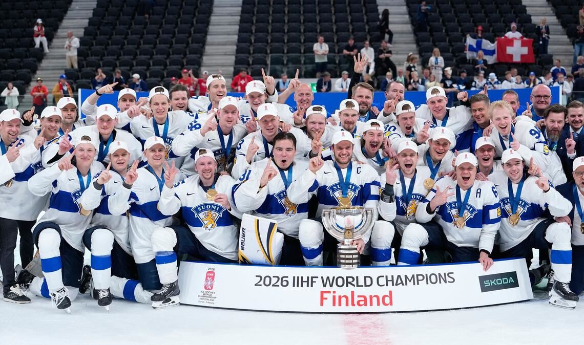 Finnische Spieler feiern mit der Trophäe nach dem Sieg im Endspiel.