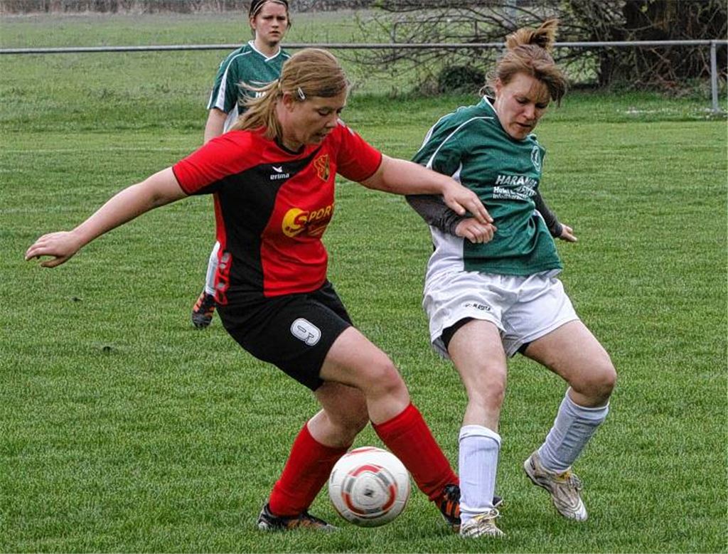 Fiona Kelm (in Rot) lässt eine Gegenspielerin aussteigen und kurbelt das Angriffsspiel der Sportfreundinnen an. Foto: Eigner