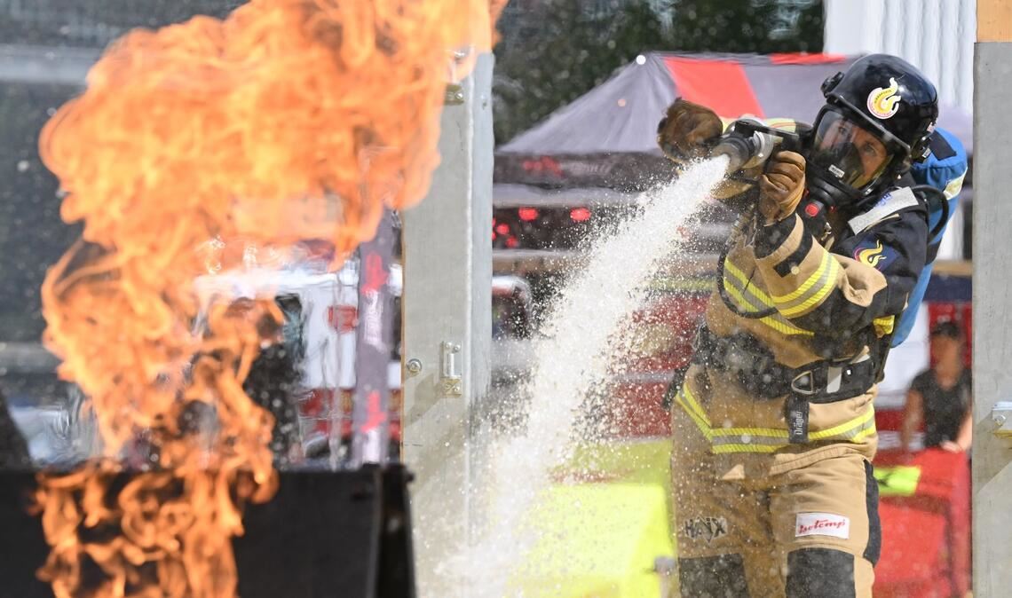 Firefit-EM auf der Interschutz in Hannover: Feuerwehrfrau im Löscheinsatz