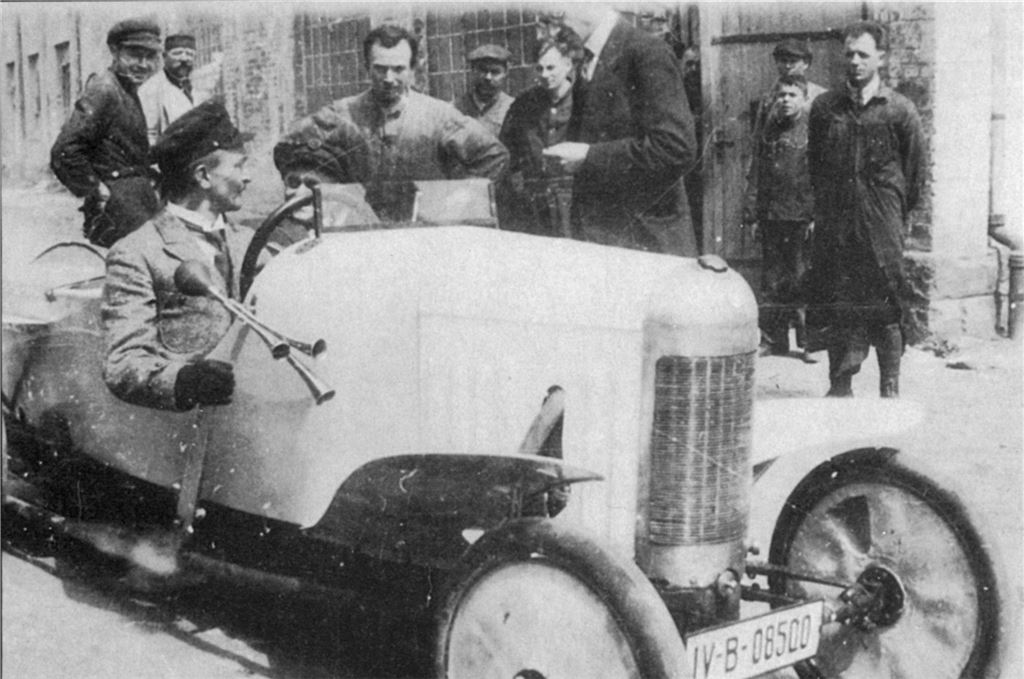 Firmenchef Wilhelm Dietz präsentiert vor dem Firmensitz im Arlinger einen schnittigen weißen „Gridi“. Foto: privat/Repro: Frei