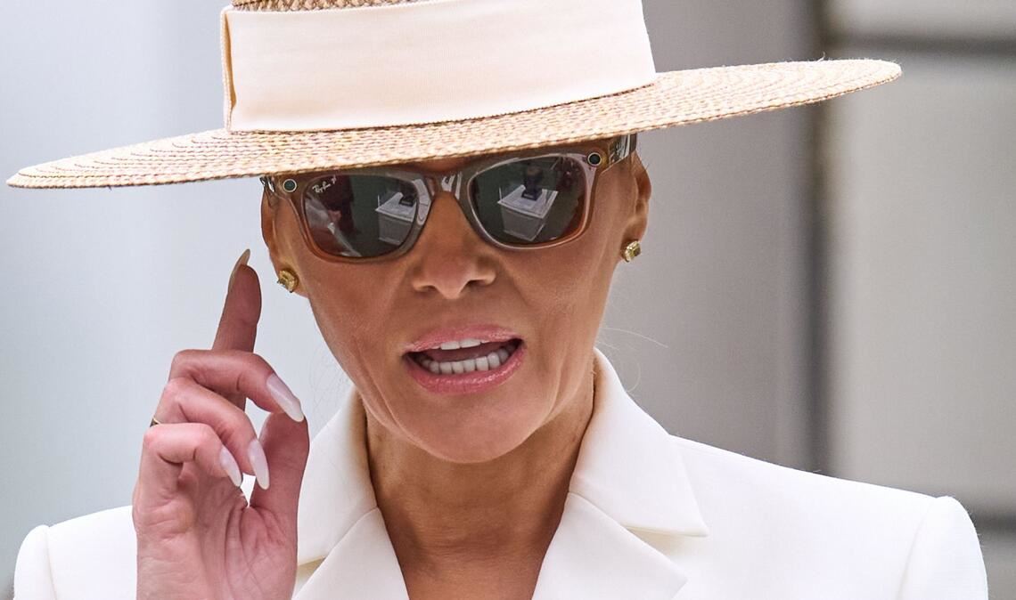 First Lady Melania Trump probiert eine Sonnenbrille aus.