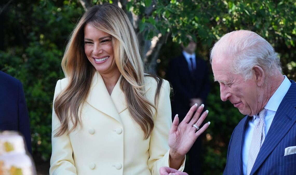 First Lady Melania Trump und der britische König Charles III. unterhalten sich.