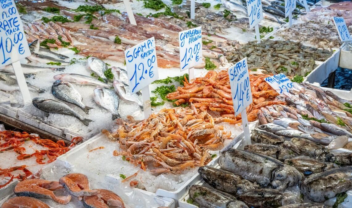 Fischmarkt in Neapel: Experten vermuten, dass die Hepatitis-A-Infektionen mit vergifteten Meeresfrüchten zusammenhängen.