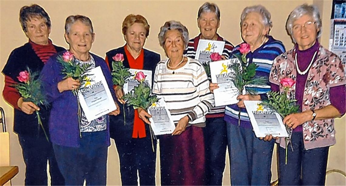 Fit durch Bewegung: Die rührige DRK-Seniorengymnastikgruppe in Schmie würdigt ihre langjährigen Mitglieder.