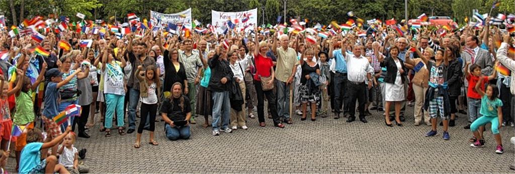 Flagge gezeigt haben zusammen mit den Remchingern auch Landtagsabgeordnete Dr. Marianne Engeser (ab Bildmitte nach rechts), Bundestagsabgeordnete Katja Mast, Landes-Integrationsministerin Bilkay Öney und Bundestagsabgeordneter Gunther Krichbaum. Foto: Zachmann