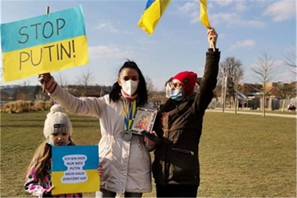Flagge zeigen für die Ukraine: Keine zwei Tage nach ihrer Ankunft in Ötisheim nehmen Irina (Bild unten) und Maria (Bild oben Mitte) an der FriedENZzeit-Kundgebung teil. Fotos: privat
