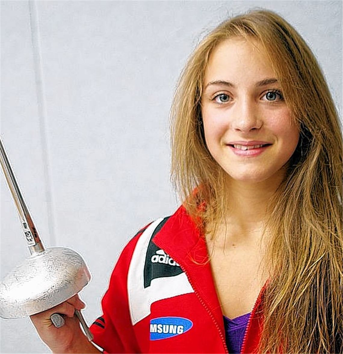 Flamenco de Casparo spendet Constanze Borrmann nach dem verpassten Titel einen feuchten Trost (li.). Die 16-Jährige aus Nussdorf weiß die Degenklinge ebenso zu führen wie ihr Pferd. Fotos: privat