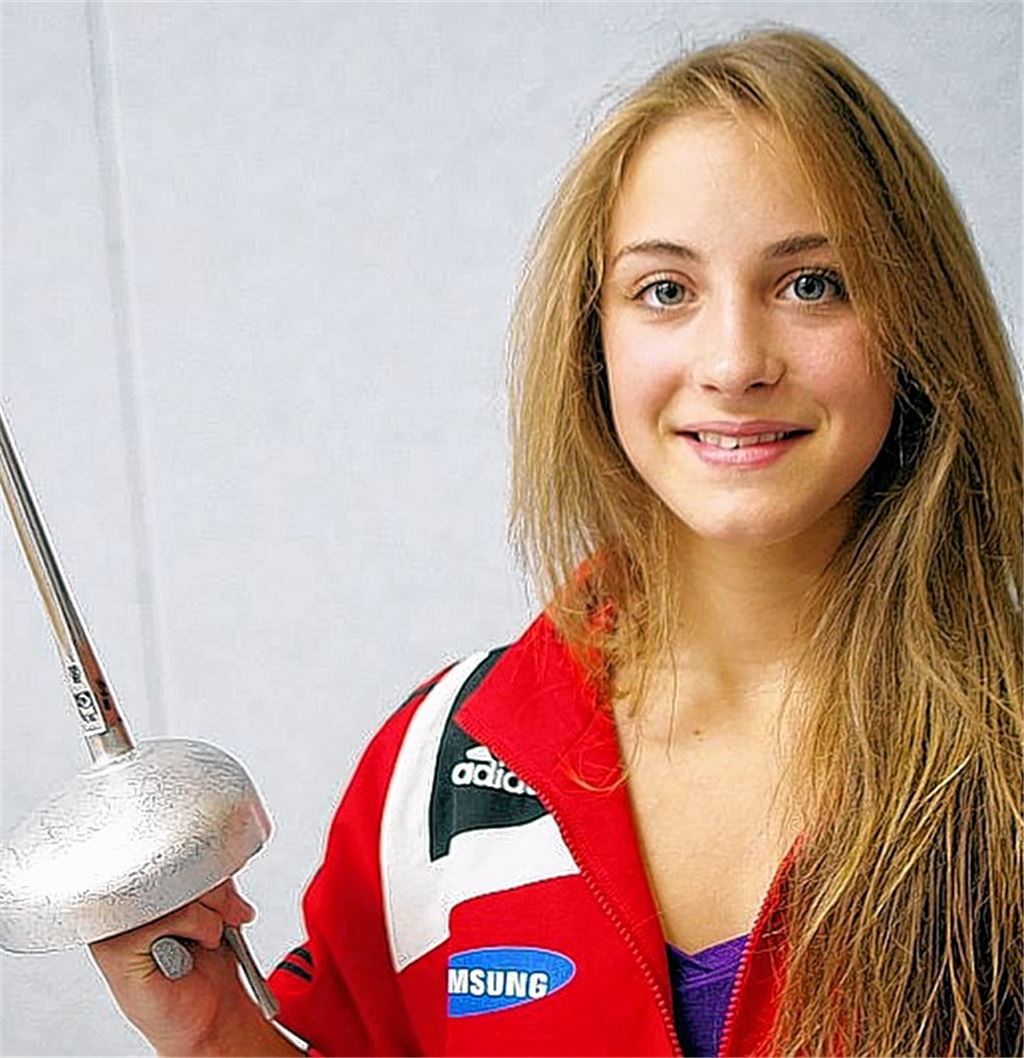 Flamenco de Casparo spendet Constanze Borrmann nach dem verpassten Titel einen feuchten Trost (li.). Die 16-Jährige aus Nussdorf weiß die Degenklinge ebenso zu führen wie ihr Pferd. Fotos: privat