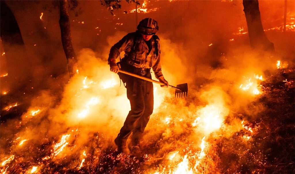 Flammen des Pickett-Feuers umzingeln einen Feuerwehrmann in Kalifornien.