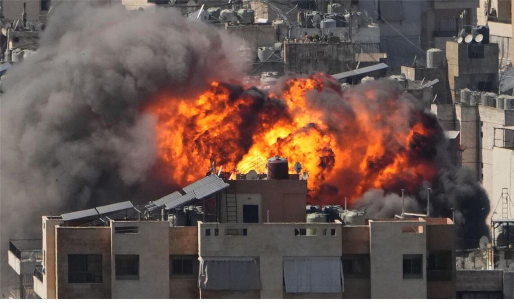 Flammen steigen auf nach einem israelischen Luftangriff in Dahija, einem südlichen Vorort von Beirut.