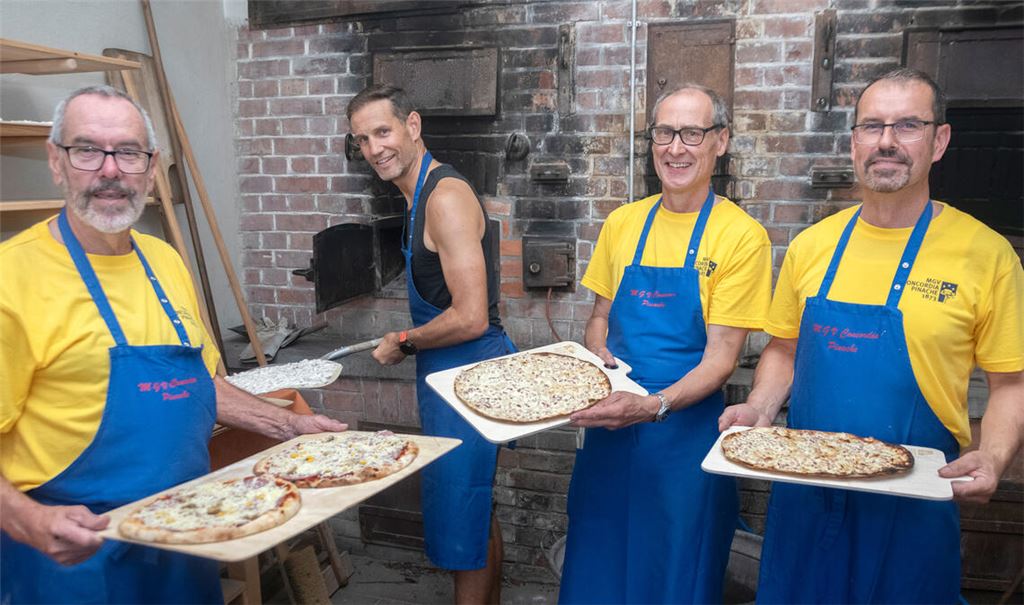 Flammkuchen und Pizza liefert das Concordia-Backhausteam mit Ernst Eberlein, Tobias Müller, Bernd Ayasse und Uli Straub (v. li.) frisch aus dem Ofen. Foto: Fotomoment