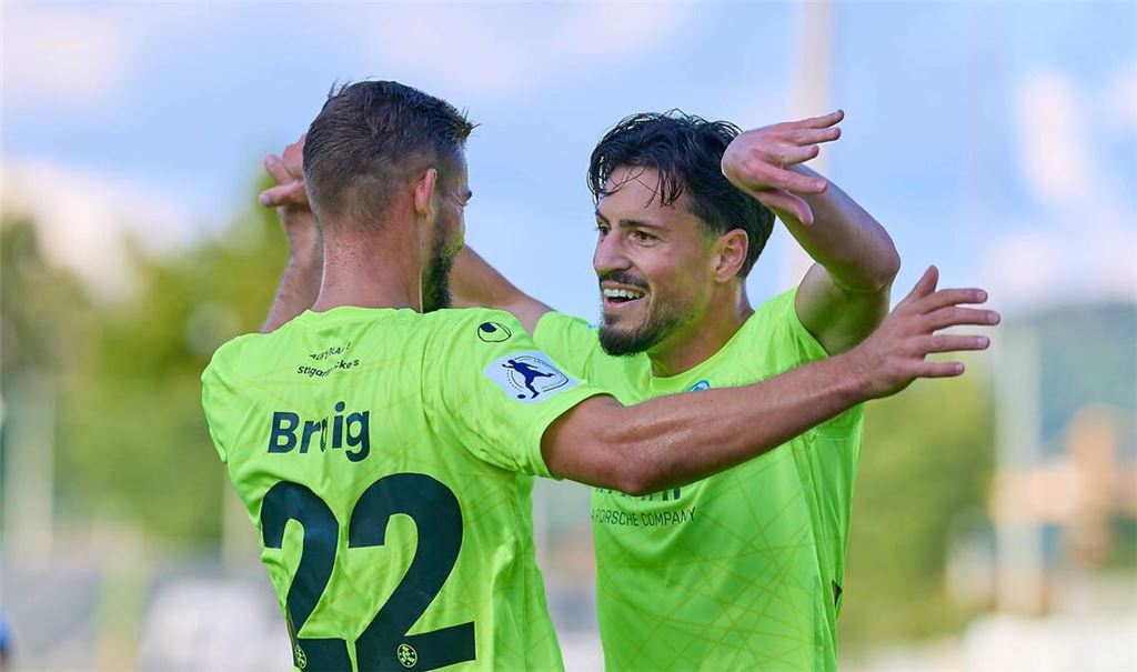 Flamur Berisha (re.) brachte die Kickers mit 1:0 in Führung und jubelt mit David Braig, der den zweiten Treffer markierte.