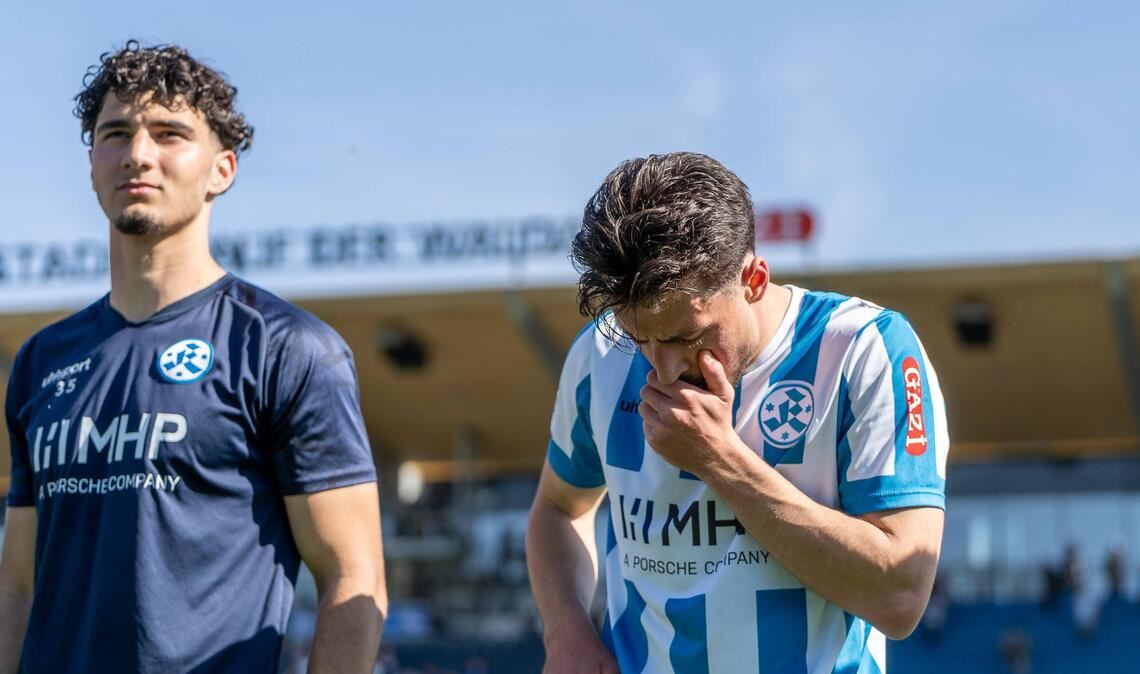 Ein Tag zum Vergessen für die Blauen Flamur Berisha (re.) flog in Mainz vom Platz und fehlt gegen Offenbach.