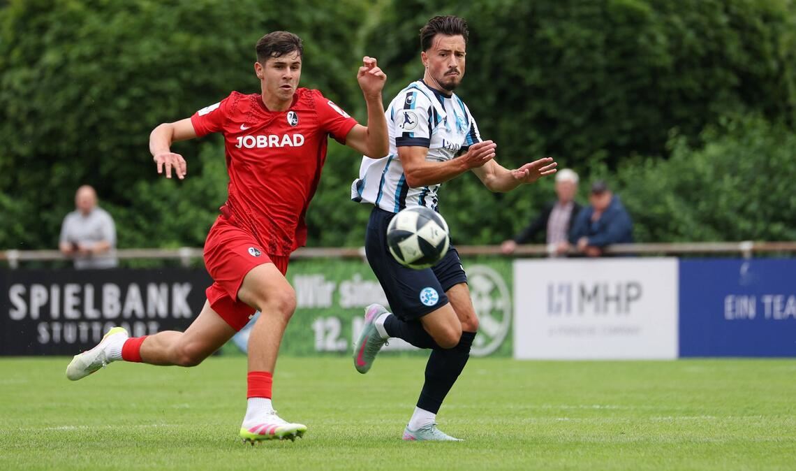 Gelungene Generalprobe gegen SC Freiburg II Flamur Berisha (re.) testet mit den Kickers erfolgreich gegen den SCF II.