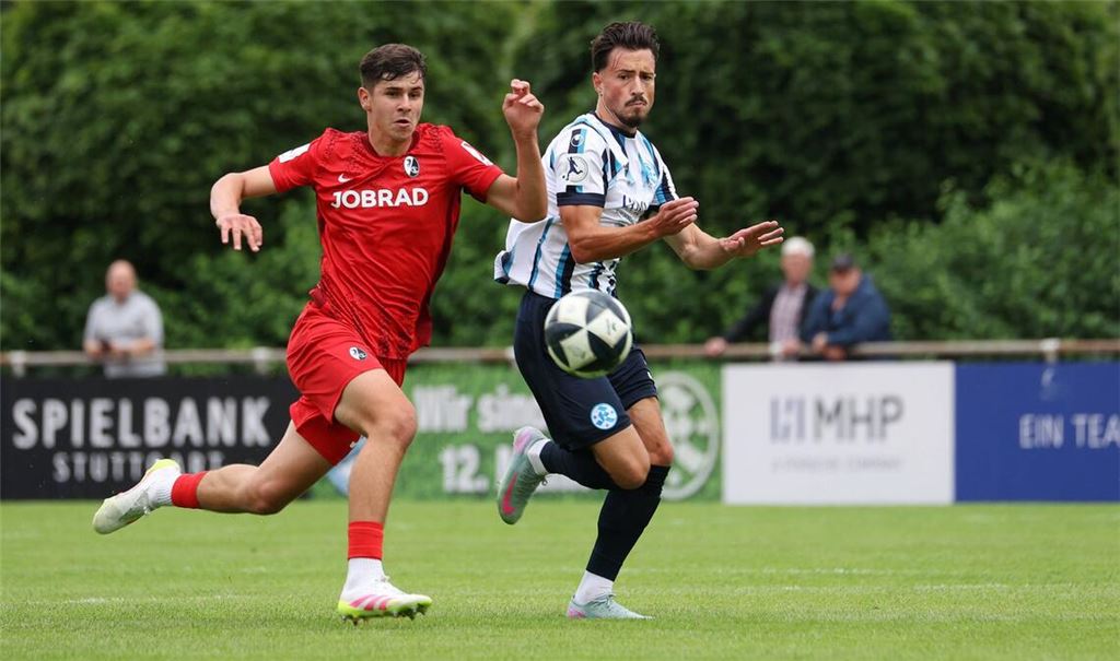 Flamur Berisha (re.) testet mit den Kickers erfolgreich gegen den SCF II.