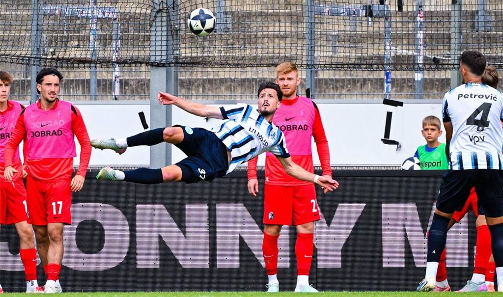 Flamur Berisha setzt zu seinem Seitfallzieher-Traumtor gegen den SC Freiburg II an.