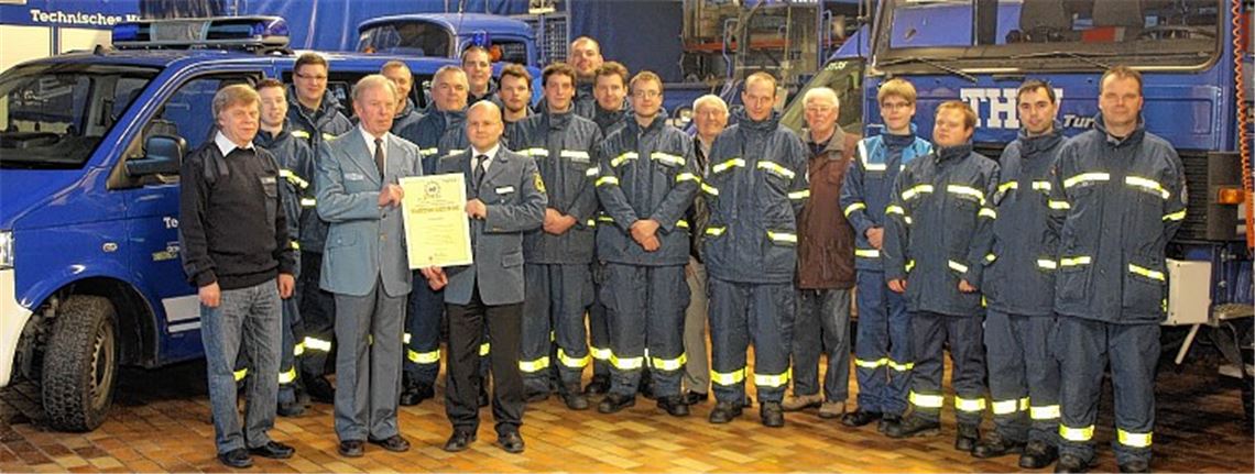 Flankiert von den aktiven Kameraden, wird der altgediente Helfer Werner Lison (vorne 2.v.li.) für 60-jährige Mitgliedschaft im Technischen Hilfswerk geehrt.