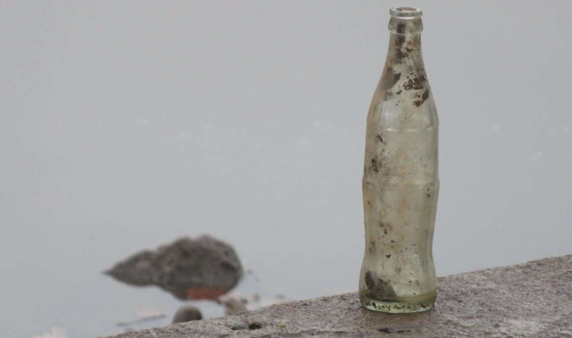 Flasche leer, See voll: Diese Eindrücke drängen sich zu Wochenbeginn am Maulbronner Badegewässer auf, das sanierungsbedingt für längere Zeit nicht zugänglich ist. Fotos: Becker