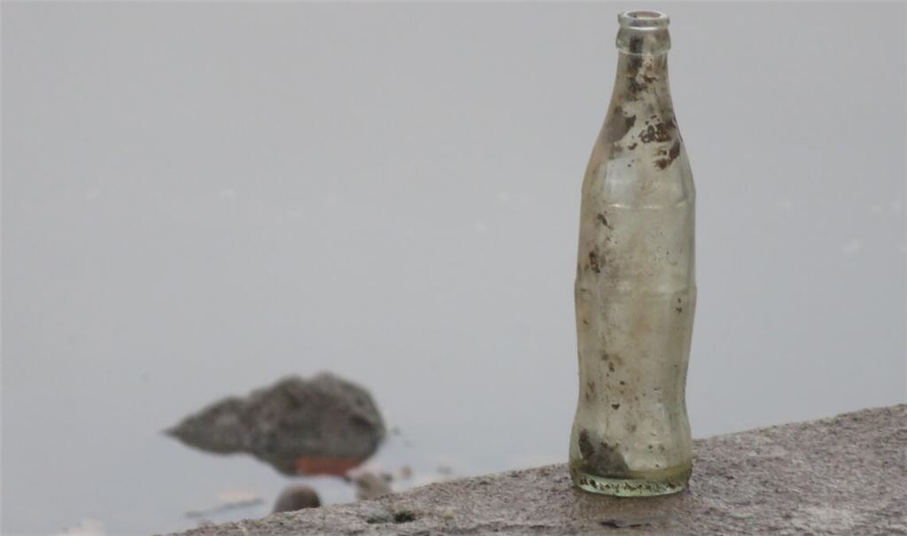 Flasche leer, See voll: Diese Eindrücke drängen sich zu Wochenbeginn am Maulbronner Badegewässer auf, das sanierungsbedingt für längere Zeit nicht zugänglich ist. Fotos: Becker