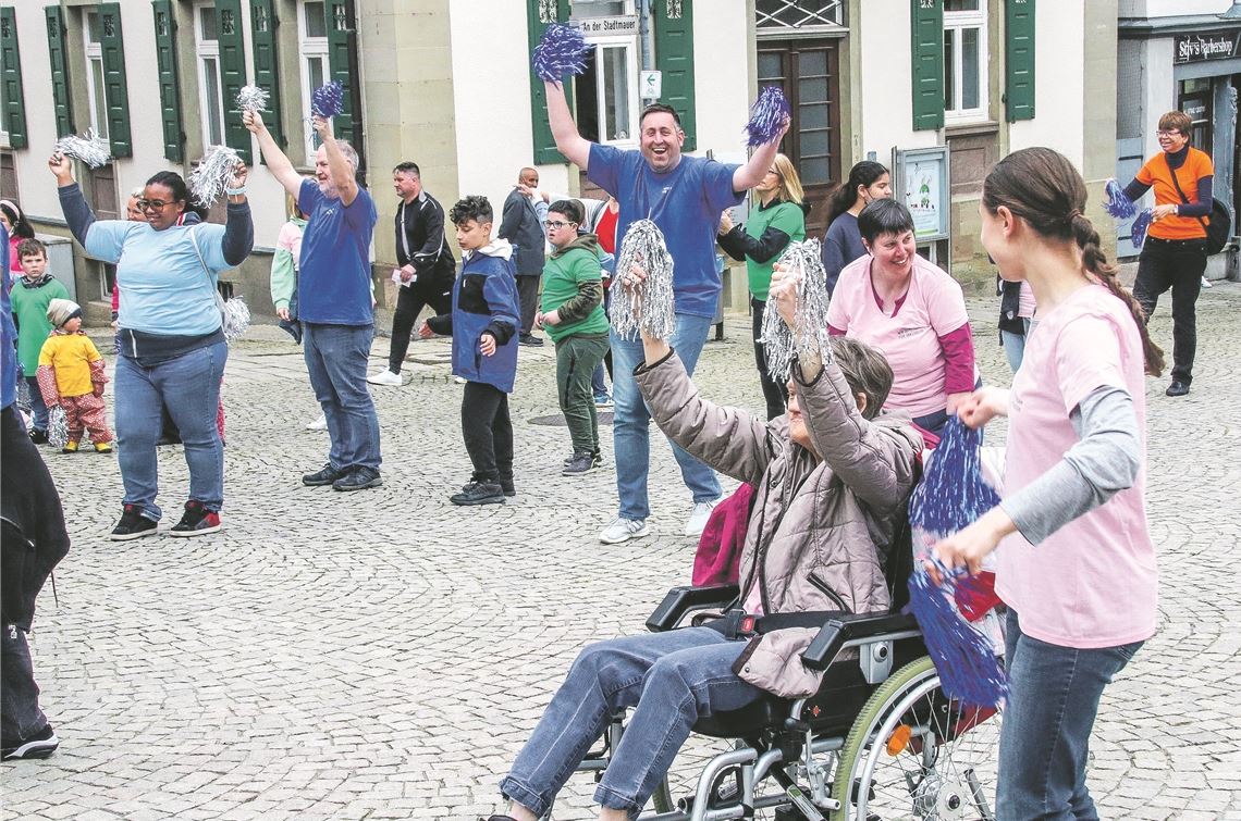 Getanztes Plädoyer für Inklusion Flashmob vor dem Vaihinger Rathaus: Die Lebenshilfe Vaihingen-Mühlacker wirbt für Inklusion und Barrierefreiheit. Foto: Arning