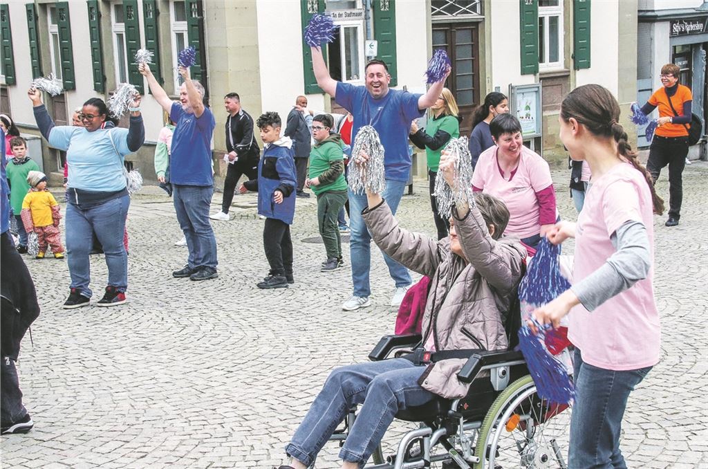 Flashmob vor dem Vaihinger Rathaus: Die Lebenshilfe Vaihingen-Mühlacker wirbt für Inklusion und Barrierefreiheit. Foto: Arning
