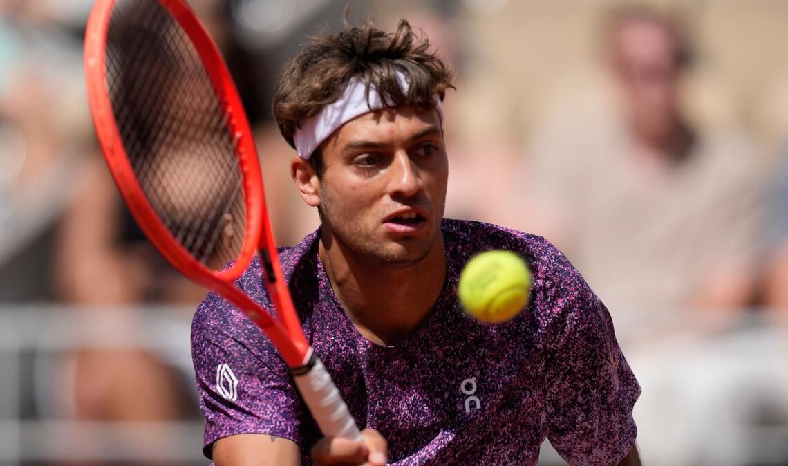 Flavio Cobolli zeigt in Paris starke Leistungen.