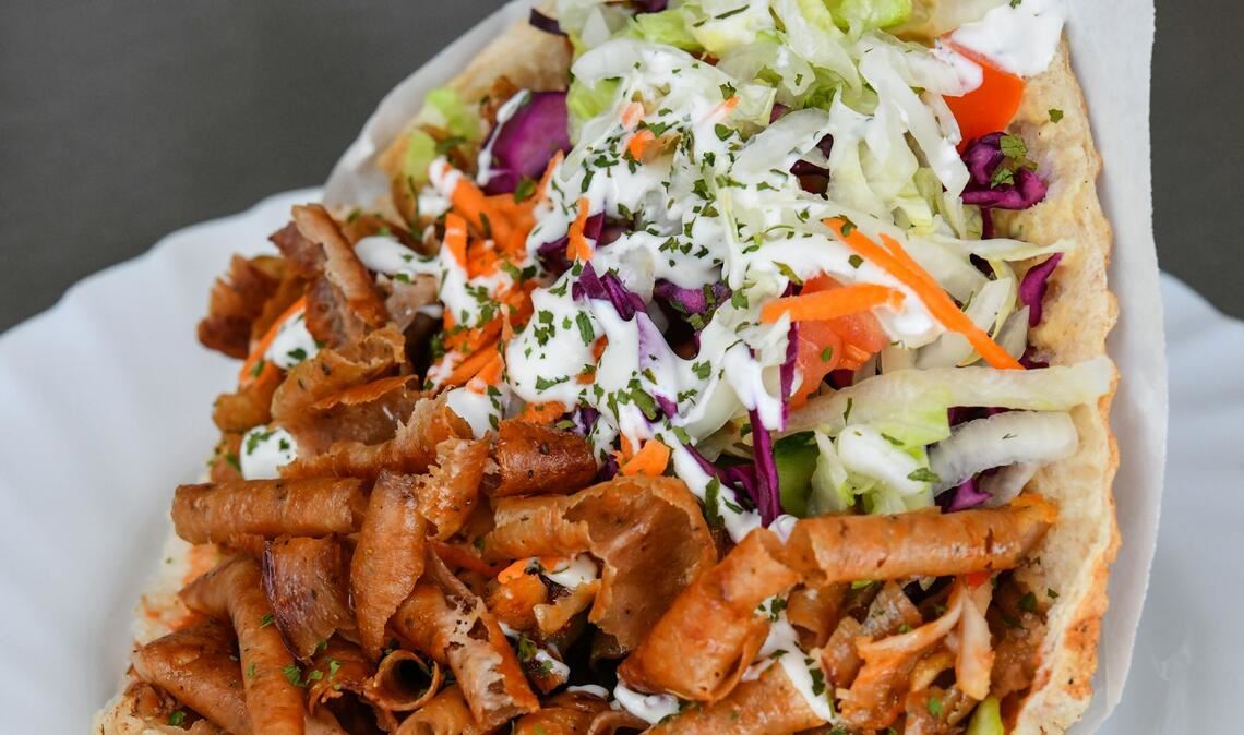 Fleisch, Salat, Sauce und Brot: Und fertig ist der Döner. (Archivbild)