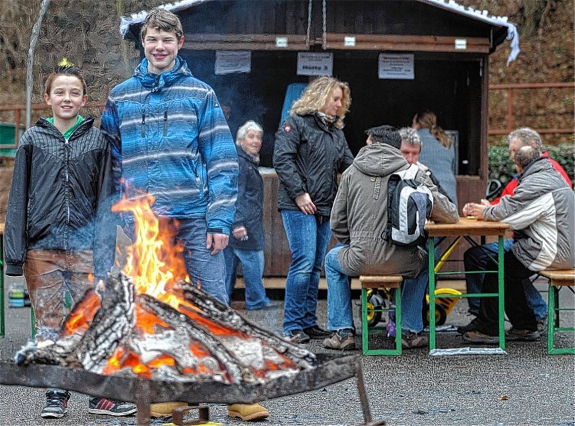 Fleißige Helfer bei Veranstaltung: Die Konfirmanden Fabian Dingler und Tim Vögele (v. li.) machen beim Glühweinfeschtle des RKV Lomersheim mit. 