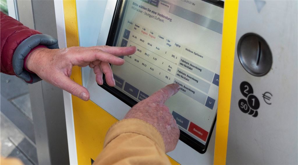 Flexpreis, Regio-X-Ticket, Verbindungsnachweis? Wer als Gelegenheitsfahrer eine etwas anspruchsvollere Fahrt mit der Bahn unternehmen will, dürfte am Ende oft eine überteuerte Fahrkarte in den Händen halten. Es ist unwahrscheinlich, dass Schulungen am Ticketautomaten, wie sie Marliese Sattler anbietet, schon bald aus der Mode kommen. Foto: Fotomoment