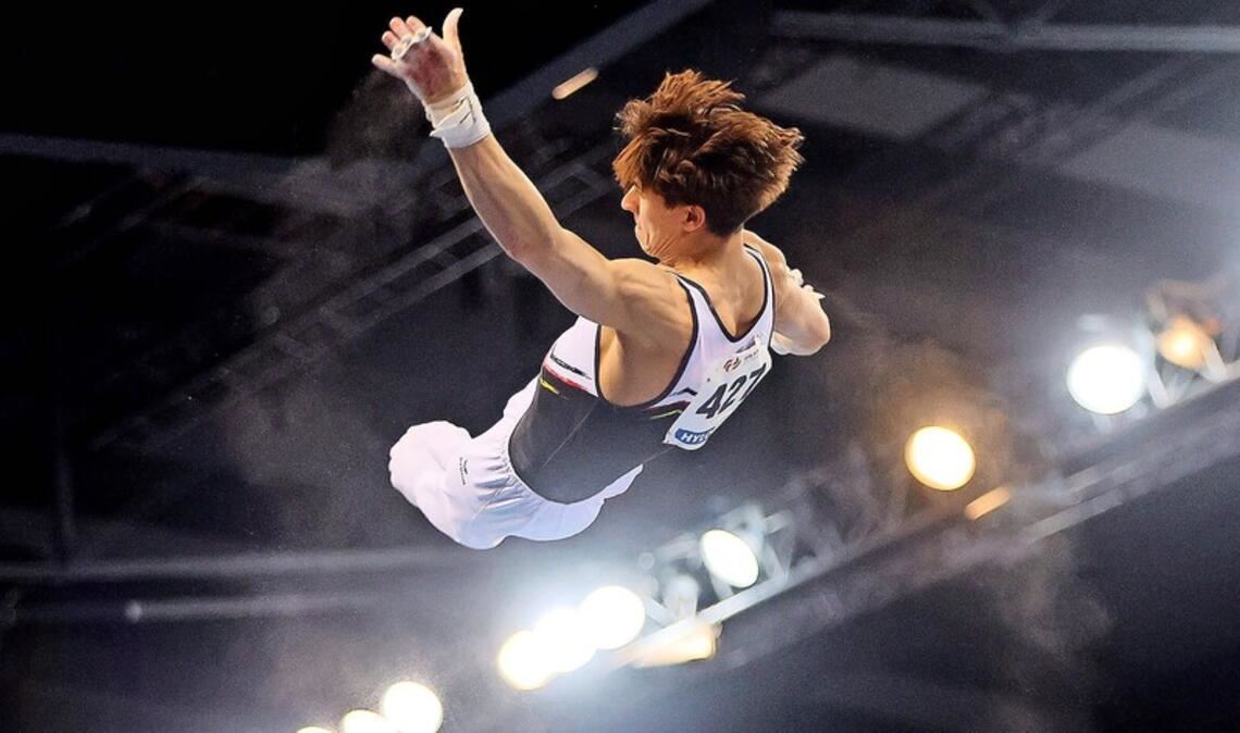 Fliegen ist so schön: Der Ludwigsburger Timo Eder bei seiner Reck-Übung am Samstagabend beim DTB-Pokal – bei dem es nicht nur Licht, sondern auch Schattenseiten gab.
