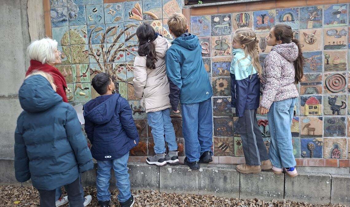 Fliese für Fliese wächst das Kunstwerk an der Schulmauer weiter. Fotos: Bastian